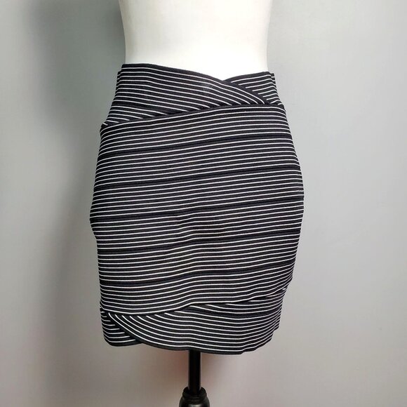 BCBG Max Azria Black & White Striped Bodycon Skirt Size L - Picture 1 of 11